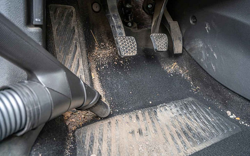 Thảm trải lót sàn ô tô có mùi.