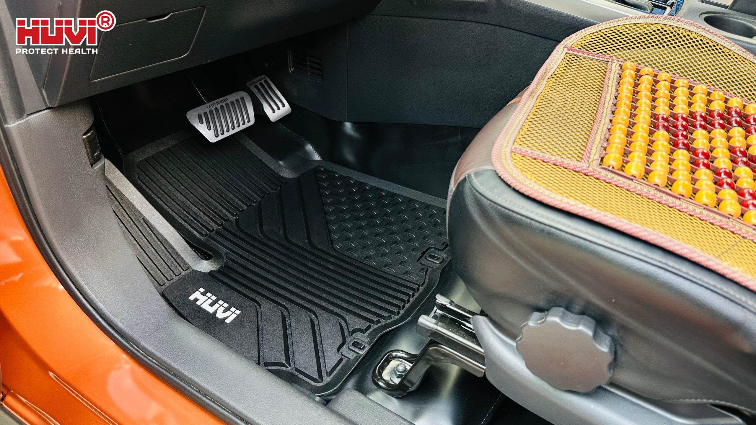 Thảm lót sàn ô tô giúp bảo vệ bề mặt sàn xe khỏi trầy xước.