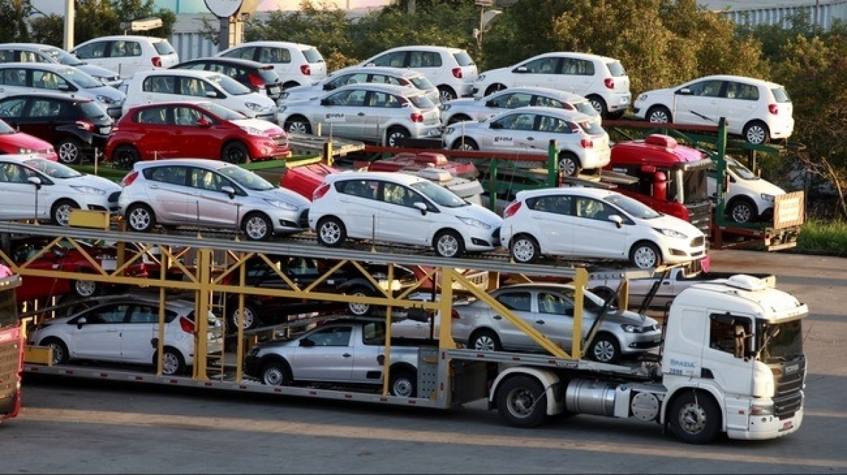 Nhập khẩu xe ô tô gần 16.000 chiếc chỉ trong 15 ngày.