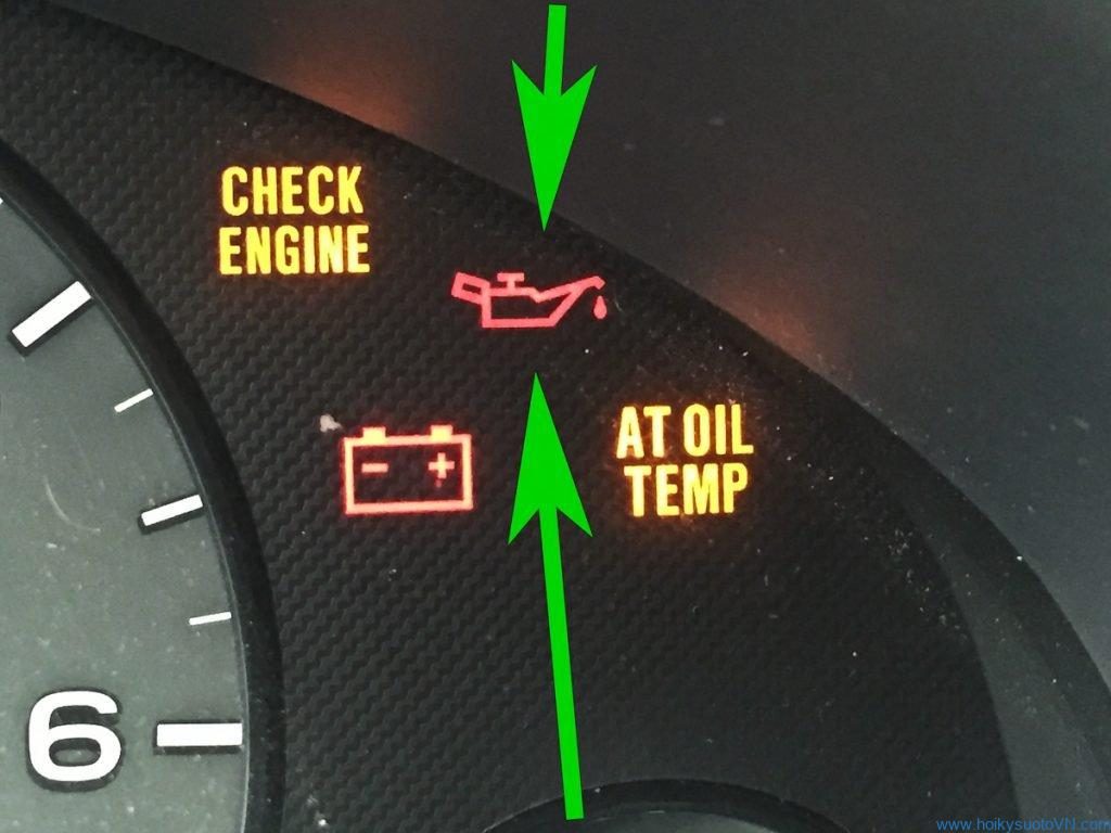 Thay dầu động cơ khi đèn báo thay dầu hoặc kiểm tra động cơ bật sáng.