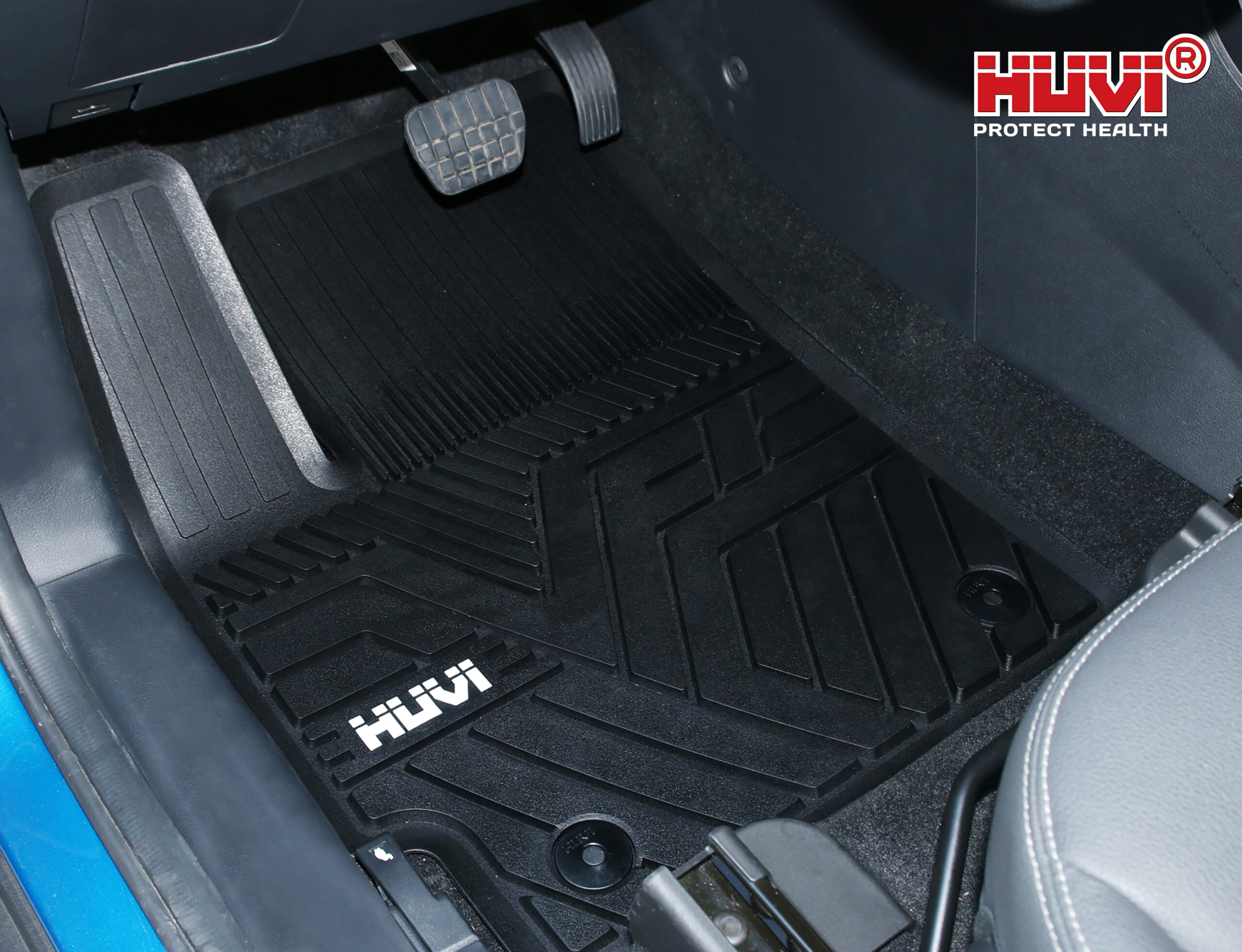 Thảm trải sàn ô tô giúp vệ sinh xe dễ dàng. 