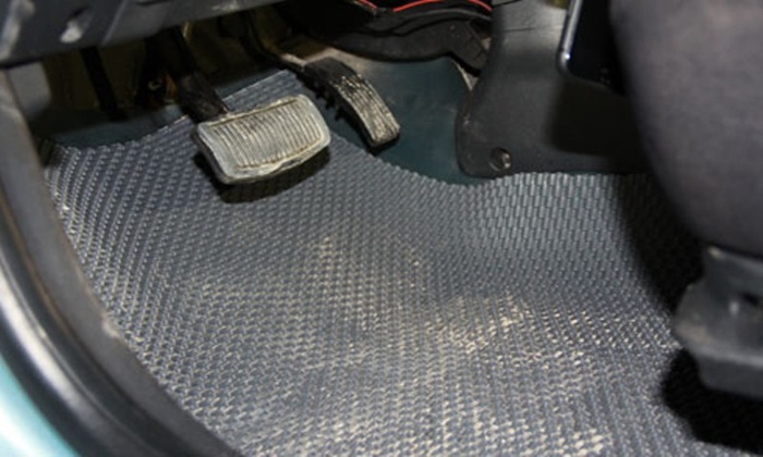Thảm lót sàn ô tô có chất liệu kém.