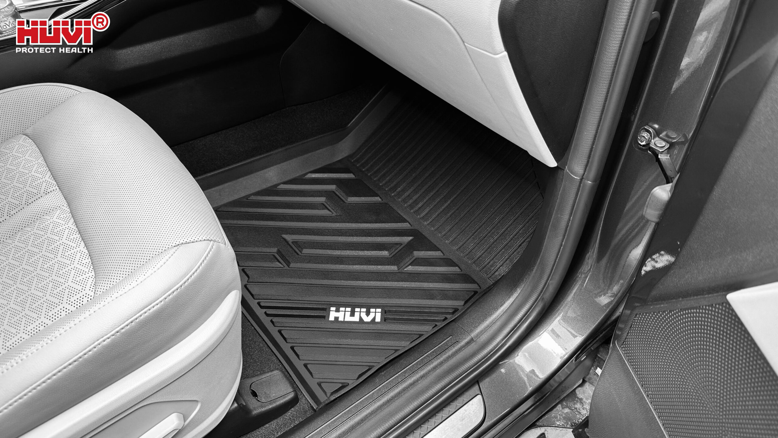 Thảm lót sàn ô tô 3D ngăn chặn bụi bẩn, vệ sinh sàn xe dễ dàng.
