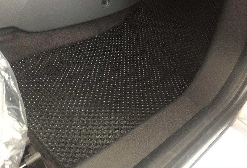 Thảm ô tô cao su cắt sạch và dễ vệ sinh. 
