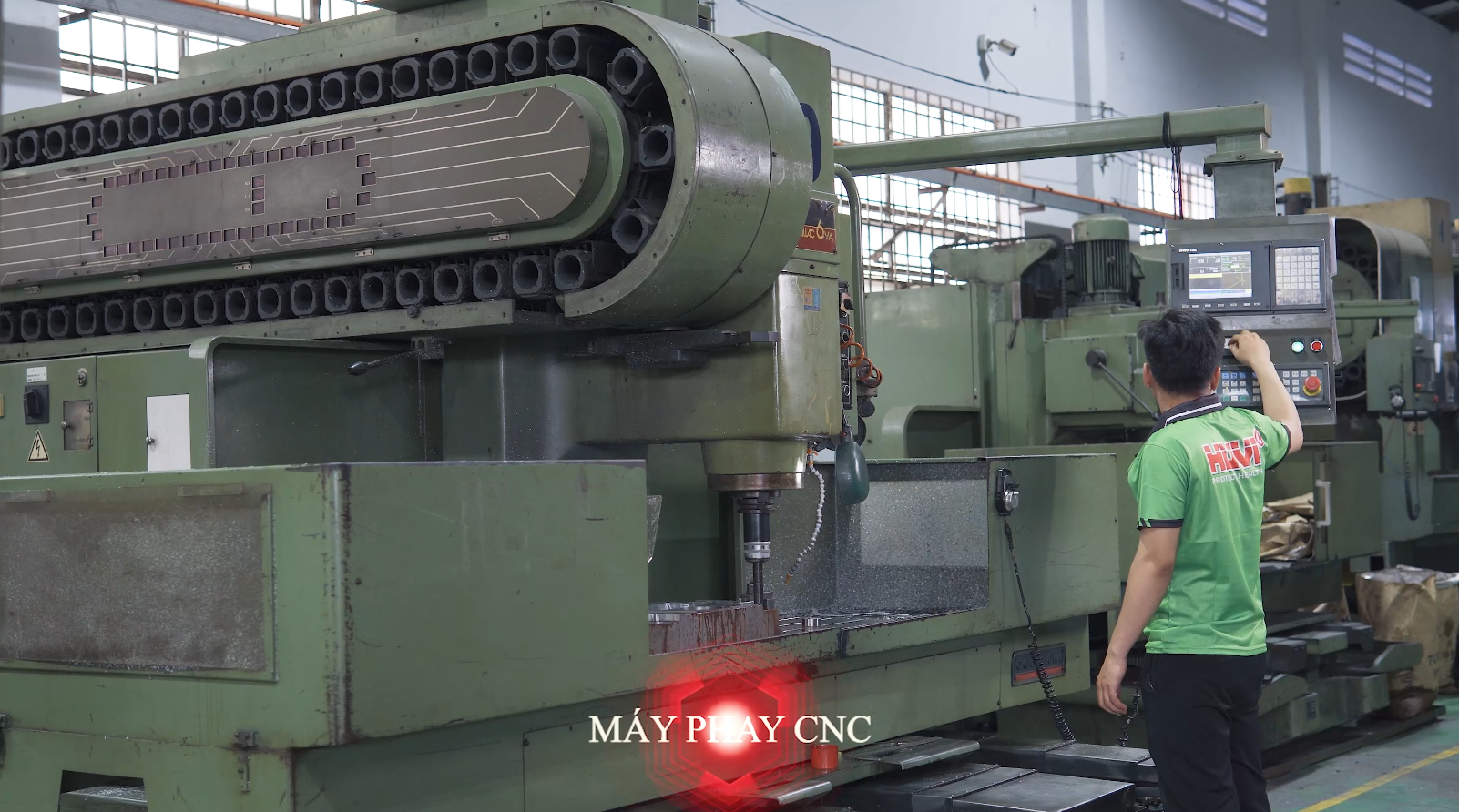 Những tấm kim loại được gia công trên máy phay CNC.